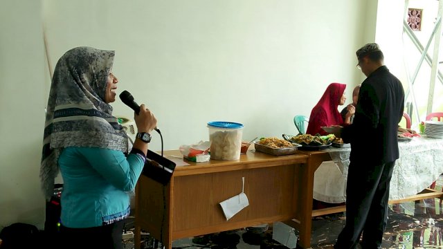 Endang memberi penilaian terhadap masakan nasi kuning. (Rahim Arza)