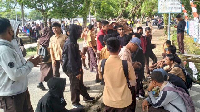 Siswa-siswi SMA 5 Sinjai, saat menggelar demonstrasi di depan Sekolahnya, Rabu (24/08/2022). (Istimewa)