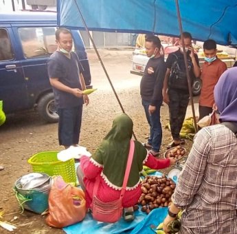 Dukung Ekonomi Kerakyatan, Gubernur Andi Sudirman: Sering-sering ki Belanja di Pasar Tradisional