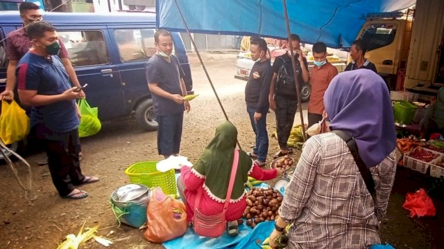 Gubernur Sulsel Andi Sudirman Sulaiman, saat berbelanja di Pasar Rakyat Lippujange di Kecamatan Bengo, kabupaten Bone, Sabtu (27/08/2022). (Istimewa)