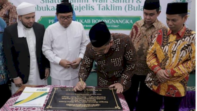 Wakil Menteri Agama (Wamenag) Zainut Tauhid Sa'adi, menandatangani peresmian Gedung di Pondok Pesantren Tahfidz Alkaukbab Bojongnangka, Bogor, Jawa Barat, Minggu (28/08/2022). (Foto: Istimewa)