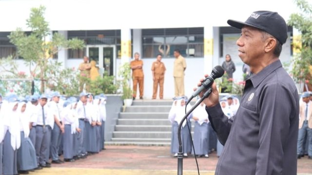 Ketua Bawaslu Kabupaten Soppeng Winardi saat menjadi pembina upacara di SMAN 1 Watansoppeng, Senin (29/08/2022). (Istimewa)