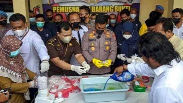 Kapolres Kota Waringin Timur AKBP Sarpani, memimpin langsung pemusnahan barang bukti sabu dan zenith bernilai ratusan juta rupiah di Mapolres Kotim. (Istimewa)