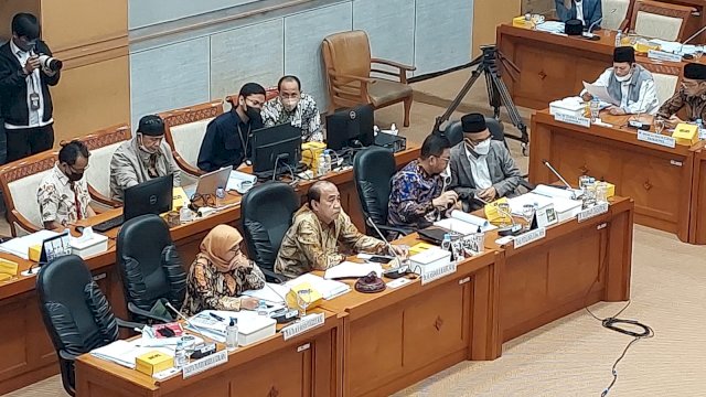 Ketua Komisi VIII DPR RI Ashabul Kahfi (tengah), saat memimpin Uji Kelayakan dan Kepatutan atau 'fit and proper test' bagi calon Dewan Pengawas (Dewas) Badan Pengelolaan Keuangan Haji (BPKH) Republik Indonesia masa bakti 2022-2027. (Istimewa)