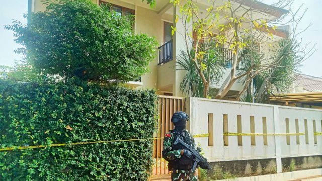 Salah satu TKP rumdin Ferdy Sambo di komplek Polri Duren Tiga dijaga Brimob sesaat sebelum dilakukan rekonstruksi (Foto: Wahyu Widodo republiknews.co.id)