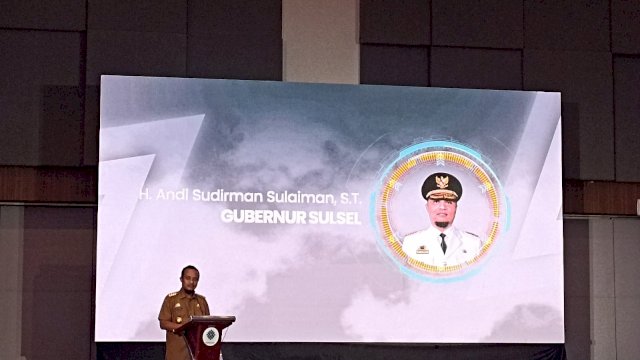Gubernur Sulawesi Selatan Andi Sudirman Sulaiman saat membuka Job Fair Virtual di Hotel Four Point Makassar, Selasa (30/08). (Chaerani/Republiknews.co.id)