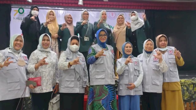 Yayasan Kanker Indonesia (YKI) Sulawesi Selatan saat menggelar sosialisasi bahaya kanker kepada ratusan siswa siswi SMP, SMA Sekolah Islam Athirah Makassar, Selasa (30/8/2022). (Foto: Istimewa)