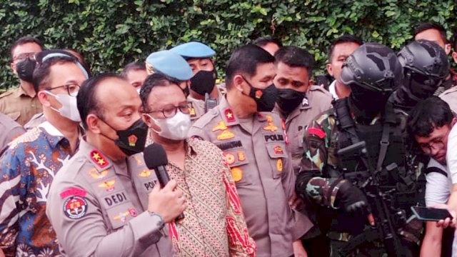 Kadiv Humas Irjen Pol Dedi Prasetyo memberi Keterangan Pers pasca Rekonstruksi di Kediaman Ferdy Sambo, di Komplek Polri Duren Tiga, JakSel. (FOTO: Wahyu Widodo/republiknews.co.id)