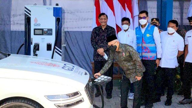 Wakil Presiden Republik Indonesia, Ma'ruf Amin saat melakukan pengisian kendaraan listrik di salah satu SPKLU di Bali, Selasa (30/08). Hal ini untuk mengecek langsung kesiapan PLN dalam menyiapkan kendaraan listrik pada pelaksanaan Presidensi G20 nantinya . (Dok. PLN UIP Sulawesi)