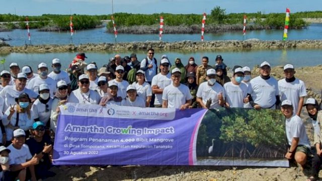 PT Amartha melakukan kegiatan penanaman mangrove di Pulau Tanakeke, Kabupaten Takalar. (Dok. PT Amartha)