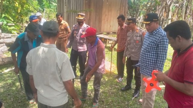 Anggota DPRD Muna, Mohamad Ikhsanudin bersama Kabag Logistik Polres Muna, Kompol Ngatimin dan masyarakat mengukur lahan lokasi untuk Polsek Lasalepa.(Istimewa)