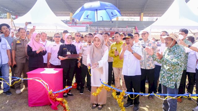 Bupati Jeneponto bersama ketua Pkk Hj.Hamsiah Iksan saat membuka event pameran bonsai.(Istimewa)