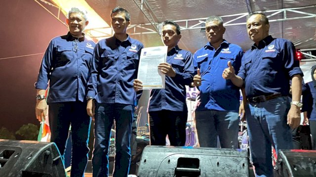 Suasana penyerahan SK untuk Ketua DPD NasDem Bone yang baru, H Muhammad oleh pengurus DPW NasDem Sulsel, Minggu (31/7/2022) malam. (Foto: Istimewa)