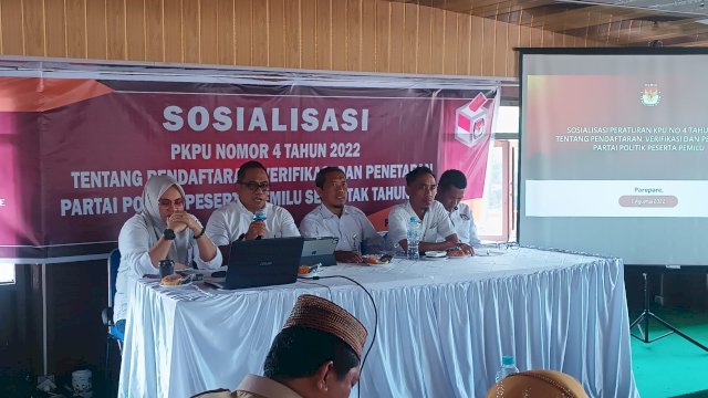 Ket : Ketua KPU Kota Parepare, Hasruddin Husain beserta Anggota KPU Kota Parepare saat membuka kegiatan Sosialisasi PKPU Nomor 4 Tahun 2022 (Mulyadi Ma'ruf/Republiknews.co.id)
