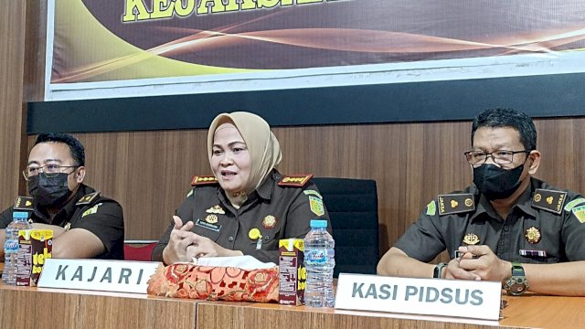 Kepala Kejari Gowa, Yeni Andriyani saat melakukan pemaparan update kasus dugaan korupsi pengadaan mobil sampah dengan menggunakan dana desa di Kantor Kejari Gowa, Senin (1/8/2022). (Foto: Chaerani/republiknews.co.id)