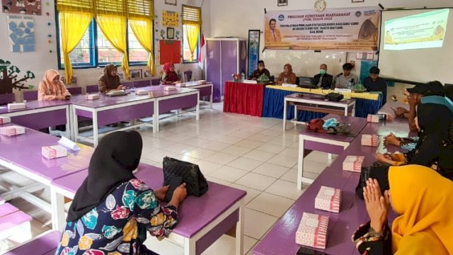 Suasana pelaksanaan program PKM yang digelar Dosen Jurusan PGSD Universitas Negeri Makassar di SDN 13 Biru, Kecamatan Tanete Riattang, Kabupaten Bone, Sabtu (23/7/2022). (Foto: Istimewa)