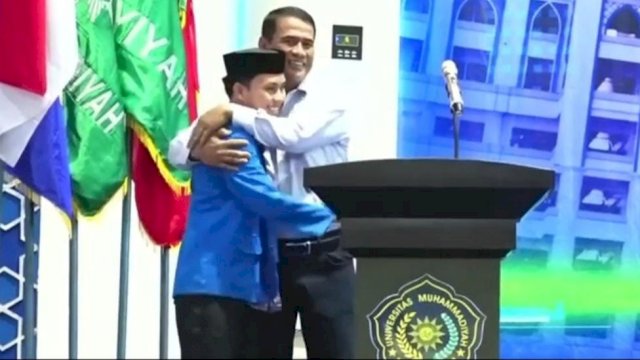 Mantan Menteri Pertanian, Andi Amran Sulaiman memeluk salah seorang mahasiswa peserta KKN Muhammadiyah-Aisyiyah saat pelepasan di Kampus Unismuh Makassar, Senin (1/8/2022). (Foto: Istimewa)