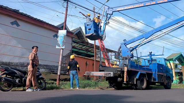 Ket : Kepala UPTD PJU Dinas PUPR Pemkot Parepare saat turun melakukan Pemeliharaan Jaringan Lampu Jalan di Jalan Bambi Runcing (Foto : Mulyadi Ma'ruf/Republiknews.co.id)