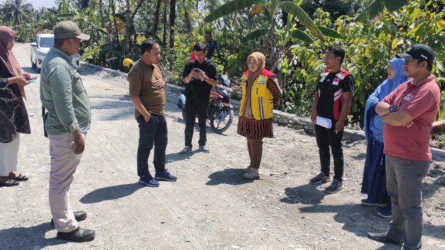 Anggota DPRD Luwu Timur, Alpian saat melakukan monev pada pekerjaan pembangunan jalan lanjutan peningkatan ruas jalan Desa Bahari.