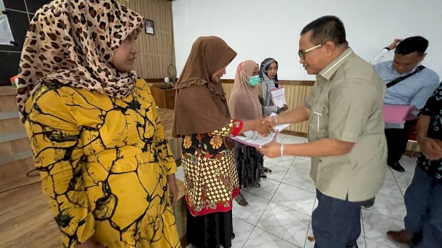 Anggota Komisi V DPR RI Fraksi Golkar Muhammad Fauzi menyerahkan beasiswa kepada orangtua wali pelajar penerima beasiswa program PIP. Kamis (04/08/2022)