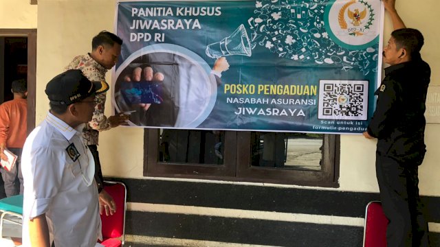 Peresmian posko pengaduan nasabah korban PT Jiwasraya oleh Anggota DPD RI dari Sulsel, Ajiep Padindang di Jalan Nuri, Makassar, Kamis (4/8/2022). (Foto: Istimewa)