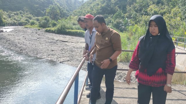 Monitoring dan Evaluasi (Monev) di bedungan sungai Labongko di Burau, Kamis (04/08/2022).