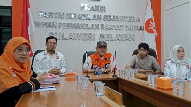 Ketua DPW PKS Sulsel, Amri Arsyid (tengah) didampingi Muzayyin Arif dan Ismail Bachtiar saat menjelaskan agenda kedatangan Ketua Majelis Syura PKS, Dr Salim di ruang Fraksi PKS DPRD Sulsel, Jumat (5/8/2022). (Foto: Istimewa)