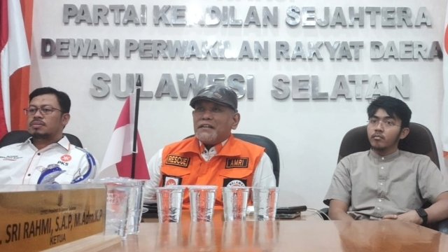 Koordinator Acara Kedatangan Dr Salim, Ismail Bachtiar (kanan) bersama Ketua PKS Sulsel, Amri Arsyid (tengah) dan Muzayyin Arif (kiri). (Foto: Istimewa)