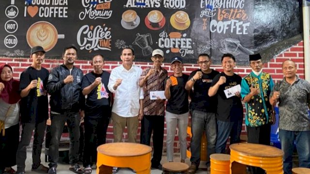 Ketua DPRD Makassar, Rudianto Lallo bersilaturahmi dengan para ketua RT/RW se Kecamatan Tallo, Sabtu (6/8/2022). (Foto: Istimewa)