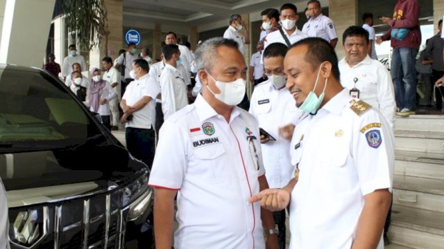 Bupati Budiman dan Gubernur Andi Sudirman Sulaiman berbincang usai rapat pengawasn daerah tingkat provinsi Sulsel.