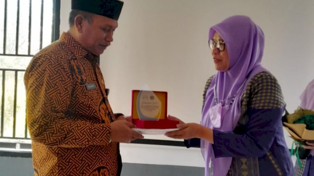 Penyerahan cenderamata, Kadis Sosial P3A Lutim, Sukarti dan Kadis DP3A Kolut, Murni Baso.