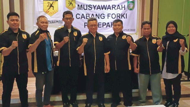 Yasser Latief (YL) bersama sejumlah pengurus Federasi Olahraga Karate-Do Indonesia (Forki) Kota Parepare usai dinyatakan terpilih sebagai Ketua Forki Kota Parepare periode 2022-2026 (Foto : Mulyadi Ma'ruf/Republiknews.co.id)