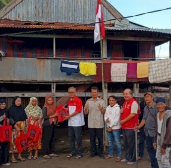 Bantu Warga Rayakan HUT RI ke-77, INTI Bulukumba Bagi-Bagi Bendera dan Bingkisan NKRI