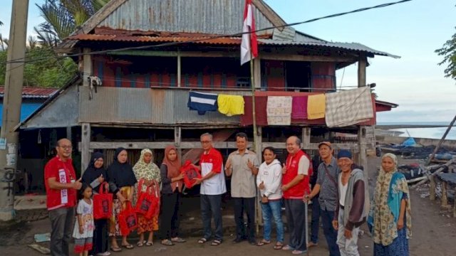INTI Bulukumba bersama Pihak Kebangpol dan sejumlah Jurnalis memberikan paket sembako kepada warga usai memasang bendera, Jumat (12/08/2022). (FOTO. Arnas Amdas/Republiknews.co.id)