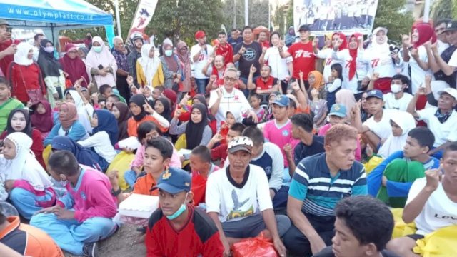 Ketua, pengurus INTI Bulukumba bersama sejumlah Jurnalis dan tokoh masyarakat foto bersama dengan para Penyandang Disabilitas, Minggu (15/08/2022). (Ist)