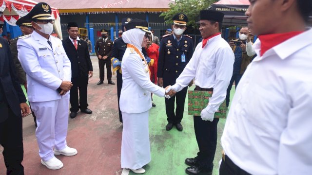 Bupati Luwu Utara, Indah Putri Indriani saat menghadiri penyerahan remisi kepada warga binaan Lapas Kelas IIB Masamba, Kecamatan Mappedeceng, Rabu (17/8/2022). (Foto: Istimewa)