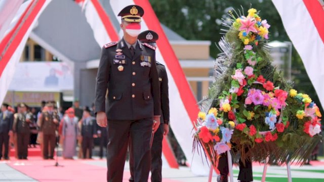 Kapolres Soppeng, AKBP Santiaji Kartasasmita saat menjadi inspektur upacara ziarah nasional dalam rangka HUT RI ke-77 di TMP Salotungo, Rabu (17/8/2022). (Foto: Istimewa)