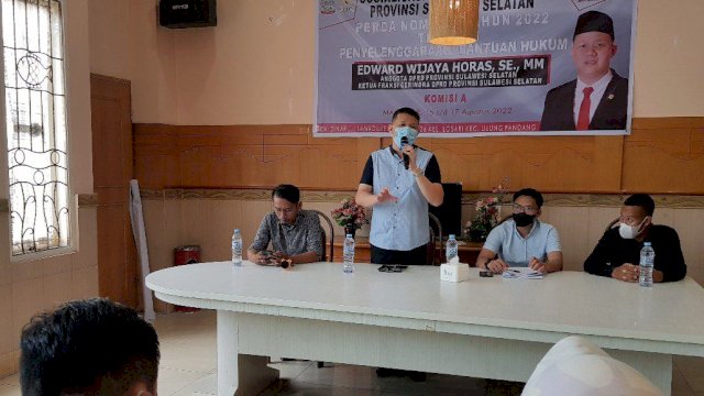 Anggota DPRD Sulawesi Selatan, Edward Wijaya Horas saat menyosialisasikan Perda Nomor 1 Tahun 2022 tentang Penyelenggaraan Bantuan Hukum di RM Dinar, Jalan Lamaddukelleng, Makassar, Selasa (16/8/2022). (Foto: Istimewa)