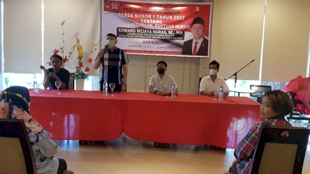 Anggota DPRD Sulawesi Selatan, Edward Wijaya Horas saat menyosialisasikan Perda Nomor 1 Tahun 2022 tentang Penyelenggaraan Bantuan Hukum di RM Golden Suki, Jalan Sultan Hasanuddin, Makassar, Rabu (17/8/2022). (Foto: Istimewa)