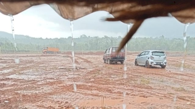 Kondisi proses penimbunan pekerjaan lanjutan pembangunan Stadion Malili saat diguyur deras.