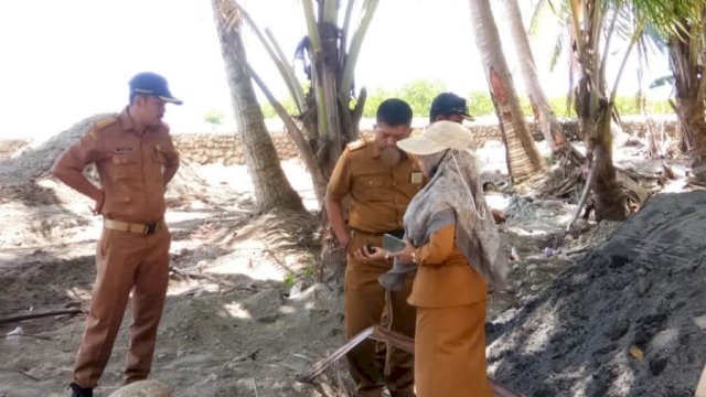 Kepala BPBD Bulukumba, Andi Akrim (tengah) bersama staf saat meninjau lokasi proyek Alorang. (Ist)