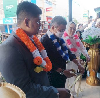 Produk Kosmetik Yunsky Resmi Launching, Direktur CV Bahagia Rahman Bersama Wali Kota Parepare Gunting Pita