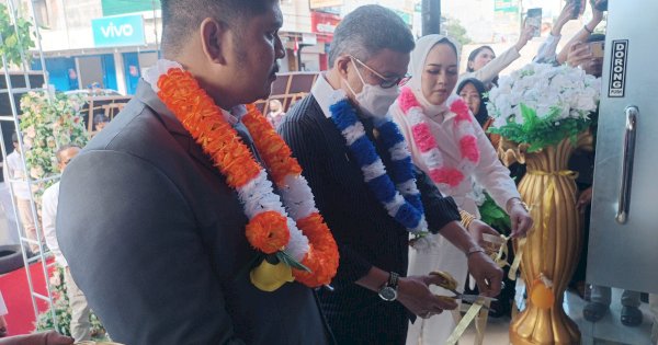 Produk Kosmetik Yunsky Resmi Launching, Direktur CV Bahagia Rahman Bersama Wali Kota Parepare Gunting Pita