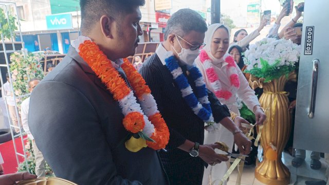 Ket : Direktur CV Bahagia Rahman, Andi Pattimangi dan Presiden Direktur Yunsky, Hj Sri Wahyuni bersama Wali Kota Parepare Taufan Pawe melakukan pengguntingan pita Grand Opening Kantor dan Yunsky di Kota Parepare. (Foto : Mulyadi Ma'ruf/Republiknews.co.id)