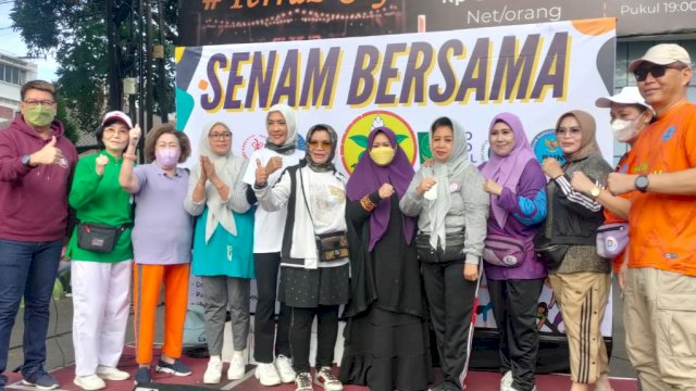 Suasana kegiatan senam bersama yang digelar Perwosi Sulsel di car free day Jalan Jenderal Sudirman, Makassar, Minggu (28/8/2022). (Foto: Istimewa)