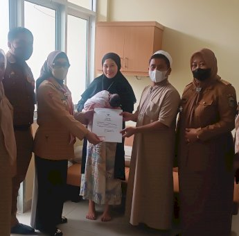 RSUD Andi Makkasau – Disdukcapil Parepare Konsisten Serahkan Langsung Akta dan KIA untuk Bayi Baru Lahir
