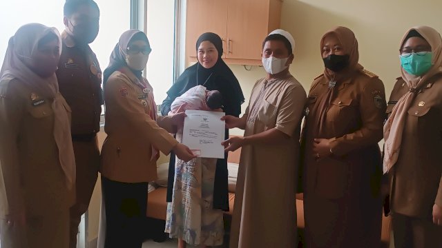 Direktur RSUD Andi Makkasau, dr Renny Angraeni Sari bersama jajarannya menyerahkan Akta Lahir dan KIA kepada anak ke 2 dari Wakil Ketua DPRD Parepare, Tasming Hamid yang baru lahir. (Foto: Mulyadi Ma'ruf/Republiknews.co.id)