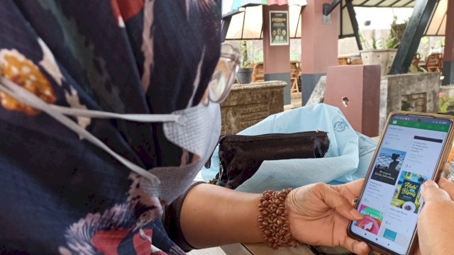 Salah satu pengguna I-Gowa saat mengakses fitur-fitur bacaan yang ada dalam aplikasi. (Foto: Chaerani)