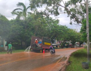Merembes ke Jalan, Gerak Cepat Rekanan Proyek Stadion Malili Bersihkan Sisa Material Timbunan