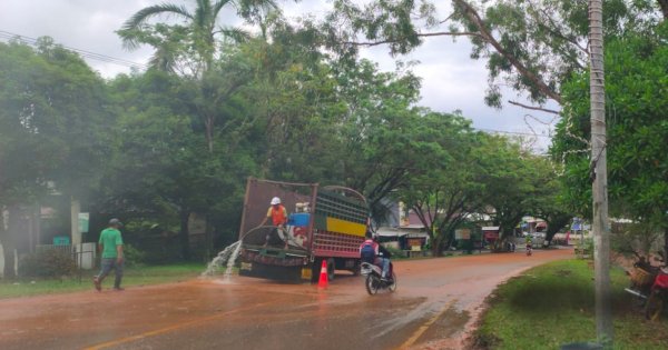 Merembes ke Jalan, Gerak Cepat Rekanan Proyek Stadion Malili Bersihkan Sisa Material Timbunan